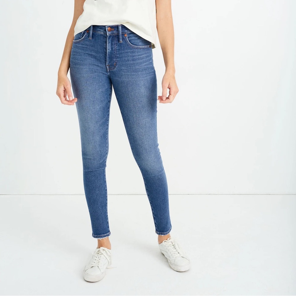ISO Madewell Petite 9" Mid-Rise Skinny Jeans in Pearson Wash 24p